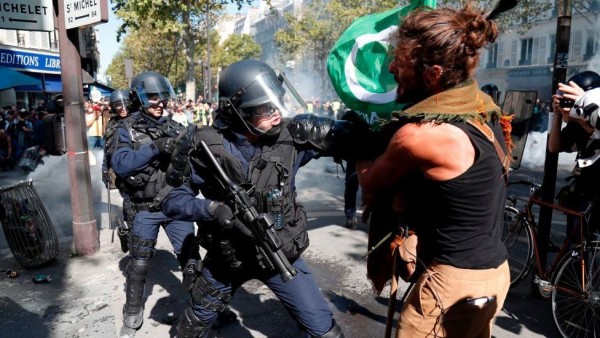 一群黑衣人滋事，并与法国警方起冲突。