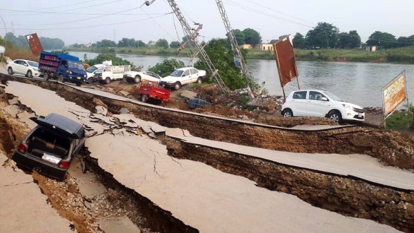 巴控克什米尔地区城镇米尔布尔道路损毁严重。（欧新社）