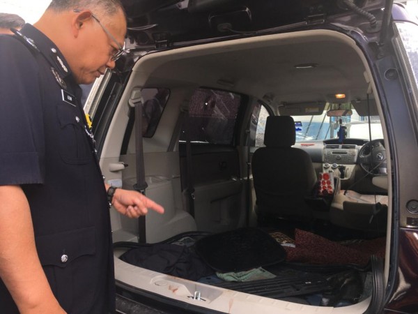 诺阿占指贩运人口集团成员将第二国产车ALZA内的乘客座包掏空，以便用来匿藏缅甸男女。