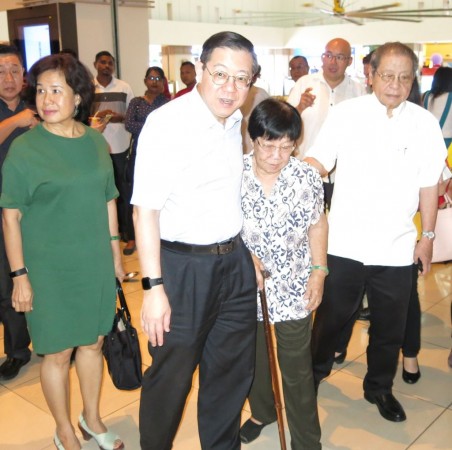 林冠英（左二）携带家人抵达双威嘉年华广场出席《M For Malaysia》电影反映会，林吉祥（右起）、梁玉治及周玉清（左一）。