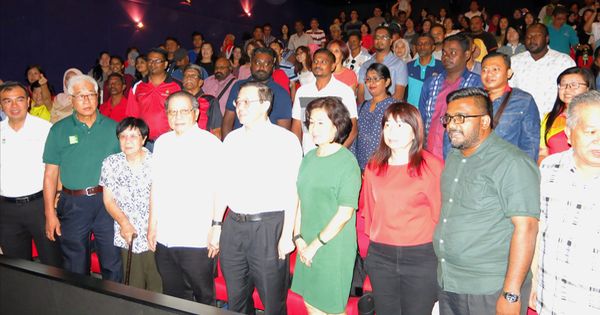 峇眼1国3州议员邀请乡村社区管理理事会及服务中心工作人员观赏《M For Malaysia》电影。