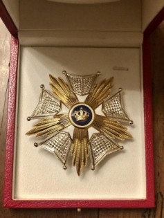 马云获授的比利时王国大将军级皇冠勋章。