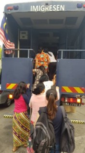 被捕的外劳排队上移民局的大卡车。