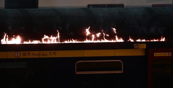 沙田站月台一列空载列车起火。