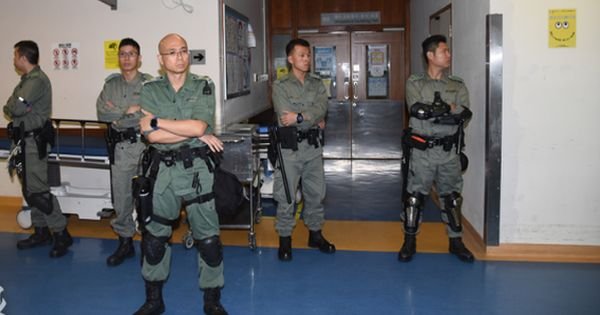 一批防暴警察凌晨带同佩枪、长警棍等进入屯门医院。