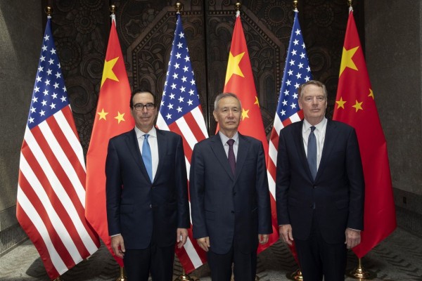 中美贸易谈判10日将在华府登场，左起美国财长努钦、中国副总理刘鹤、美贸易代表莱特希泽7月时合影。（美联社）