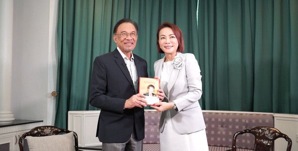 安华更当面邀请黄宝慧，2020年再来马来西亚到首相府专访他。
