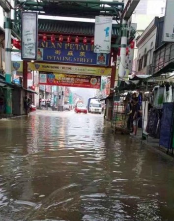茨厂街街头淹水，小贩只好匆匆收拾档口。