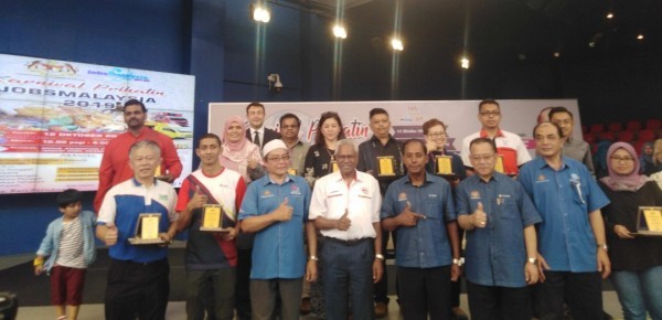 古拉（前排右四）颁发爱心奖状予聘雇特殊群体的企业代表。前排右五为霹雳州行政议员西华尼。