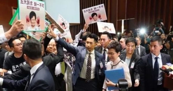 香港特首林郑月娥到立法会宣读施政报告，场内外皆遭到抗议，最终被迫中断。
