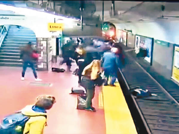 布宜诺斯艾利斯的火车乘客惊见安德烈娅坠轨，赶紧涌前伸手叫列车停下，让她得以死里逃生。