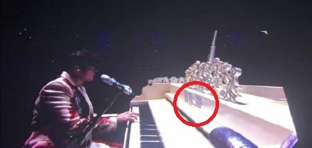 周杰伦被发现贴小抄在钢琴上。（翻摄自微博）