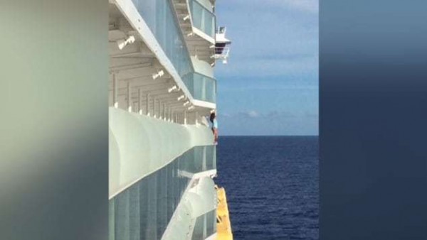 一名女子在搭乘加勒比海邮轮时，爬到她房间阳台的栏杆上拍照，因动作太过危险被赶下游轮，还被邮轮公司终身禁止搭乘。（图取自网络）