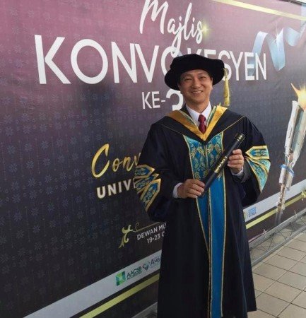 黄日升获颁马来西亚北方大学公共管理博士学位。  