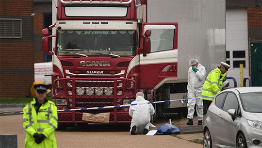 英国警方星期四证实，藏在货柜内的39具尸体都是中国人。