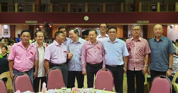 林冠英（左四）出席联欢宴会与众理事拍摄合照，左三起为李炳贵、陈领福及黄汉伟等。 