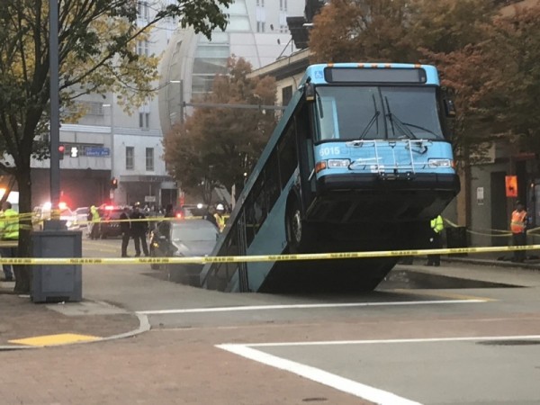 美国近日发生巴士险被马路“吞噬”的奇景。