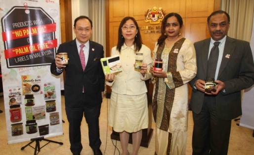 陈耀宗（左起）、郭素沁、苏姑玛丽及卡亚纳也展示印上“不含棕油”标签的充公产品。