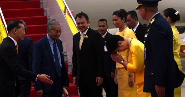 泰国教育部长纳塔蓬迎接首相伉俪。