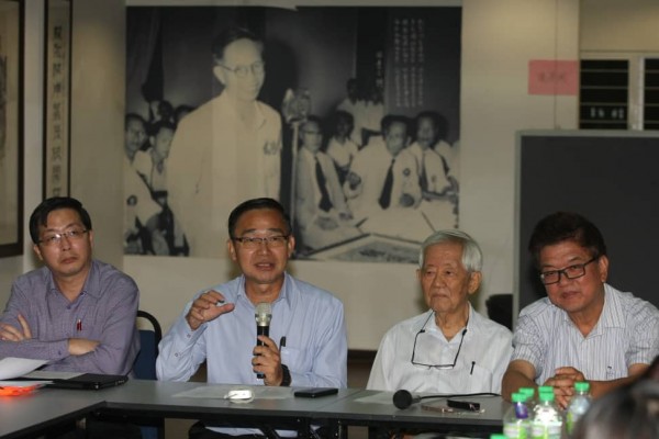 刘志文(左二)宣布取消学术讲座，左起为副主席潘永强；右起为署理主席吳建成、顾问刘锡通。 