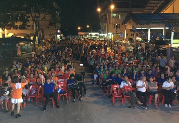 马华举办“为民发声，投选日‘升’”集气大会，现场在晚上8时聚集数百人。