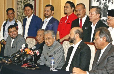 马哈迪（中）在记者会上发表谈话。左起为马祖基、慕尤丁。右二为慕克力。