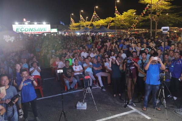 国阵马华在笨珍宜康省前空地举办“承诺不跳票，回家投2号”造势晚会，获超过500名支持者和民众捧场支持。