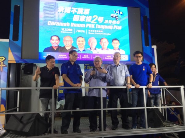 东姑拉沙里（左三）为国阵候选人黄日升站台，左起为郑联科、马汉顺、魏家祥（左四起）、张盛闻与王赛之。