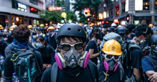 香港“反修例”暴动不断，外交部建议大马旅客推迟不必要的旅行。（档案照）