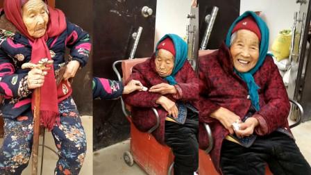 107岁妈妈（左）给84岁女儿（右）吃糖，后者露出最甜最开心的笑。