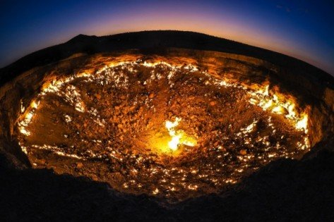 达瓦札“地狱之门”坑洞里的火焰照亮夜空。