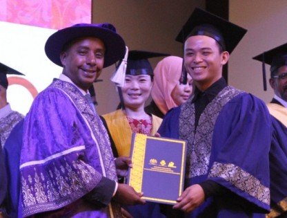 古拉（左）颁发证书予毕业生林瑞升；中为刘强燕。