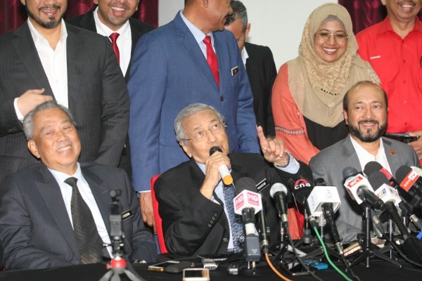 马哈迪（中）主持土团党最高理事会会议。左为慕尤丁，右为慕克力。