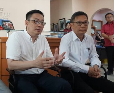 早前辞去霹州行动党州委职的梁卓经(左起)及廖泰义决定重返该党州委会。