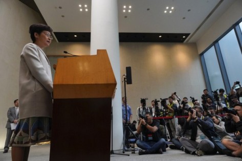 香港特首林郑月娥（左）星期二在记者会上发言。（美联社）
