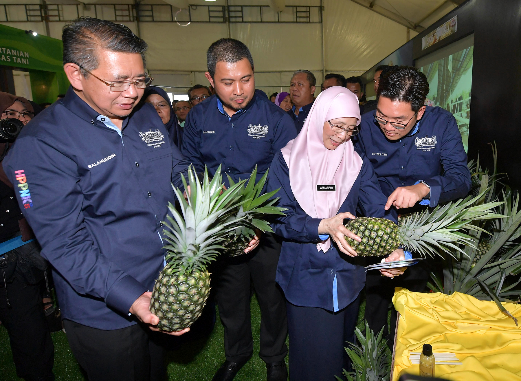 JOHOR BAHRU, 28 Nov -- Timbalan Perdana Menteri Datuk Seri Dr Wan Azizah Wan Ismail melihat buah nanas MD2 yang dipamerkan ketika melawat tapak pameran pertanian selepas Merasmikan Hari Peladang, Penternak dan Nelayan Kebangsaan (HPPNK) 2019 di Pentas Budaya dan Seni Tani, Angsana Johor Bahru Mall hari ini. Turut hadir Menteri Pertanian dan Industri Asas Tani Datuk Seri Salahuddin Ayub (kiri), Menteri Besar Johor Datuk Dr Sahruddin Jamal (dua, kiri) dan Timbalan Menteri Pertanian dan Industri Asas Tani Sim Tze Tzin. --fotoBERNAMA (2019) HAK CIPTA TERPELIHARA
