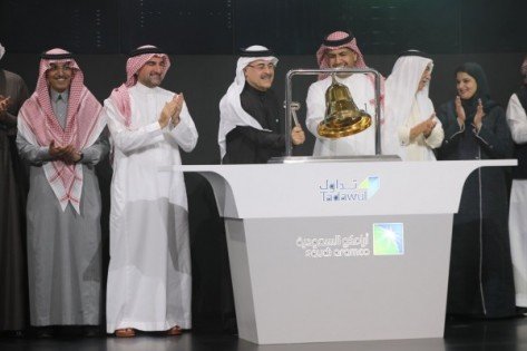 沙地阿美总执行长阿敏纳赛尔（左三起）和沙地阿拉伯交易所总执行长卡立阿都拉主持鸣钟仪式。