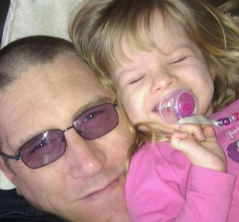 医生曾建议狠父带着女儿的照片，提醒他生命中仍然有女儿陪着。（互联网图）