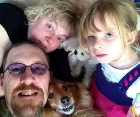 戴伦与妻子尼基及女儿凯齐娅的家庭照。（互联网图片）