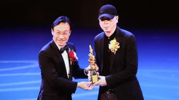 冯小刚（右）昨获颁“第一届澳门国际影展”的终身成就奖。香港《苹果日报》