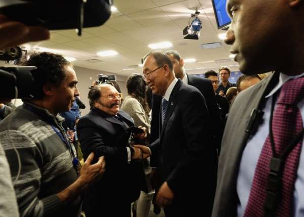 潘基文（右二）与派驻联合国的记者握手。（法新社图片）