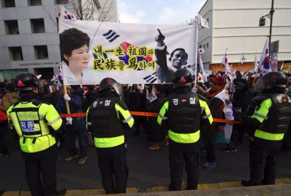 朴槿惠的支持者举行集会，要求弹劾案无效。（法新社图片）
