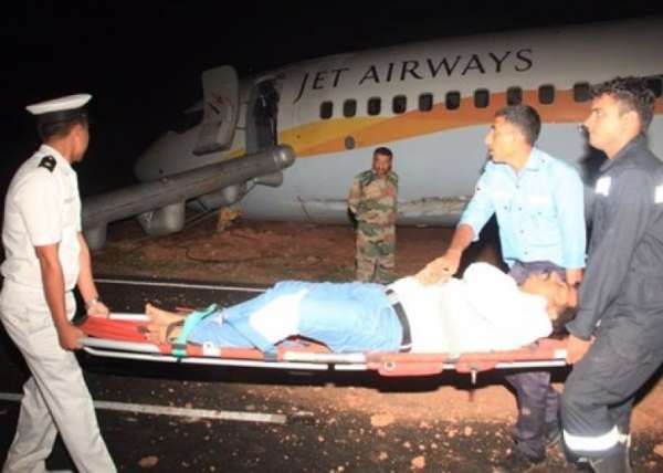 有受伤乘客要由担架抬走。