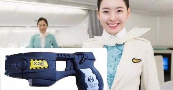 大韩航空公司变更章程，允许员工用电枪（小图）制伏失控乘客。（互联网图片）