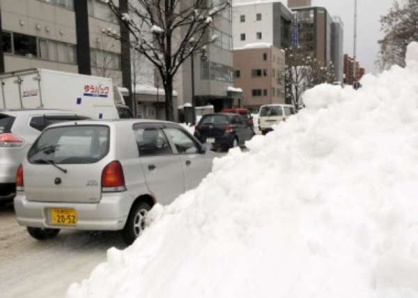 大雪令道路布满积雪，车道变窄。