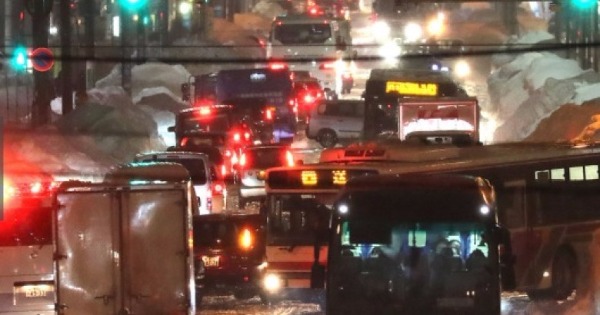 积雪影响陆上交通运作，部分巴士行车时间大幅延误。（互联网图片）