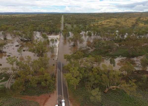 北领地暴雨成灾，有公路被洪水淹没。
