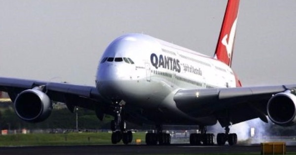 澳洲航空客机延误，大批乘客滞留迪拜。图为该公司的A380客机。（资料图片）