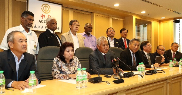 山苏丁（前排左三）向媒体披露紧急会议的议决。