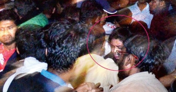 一名女士（红圈）被夹在人群中，面露痛苦表情。（互联网图片）